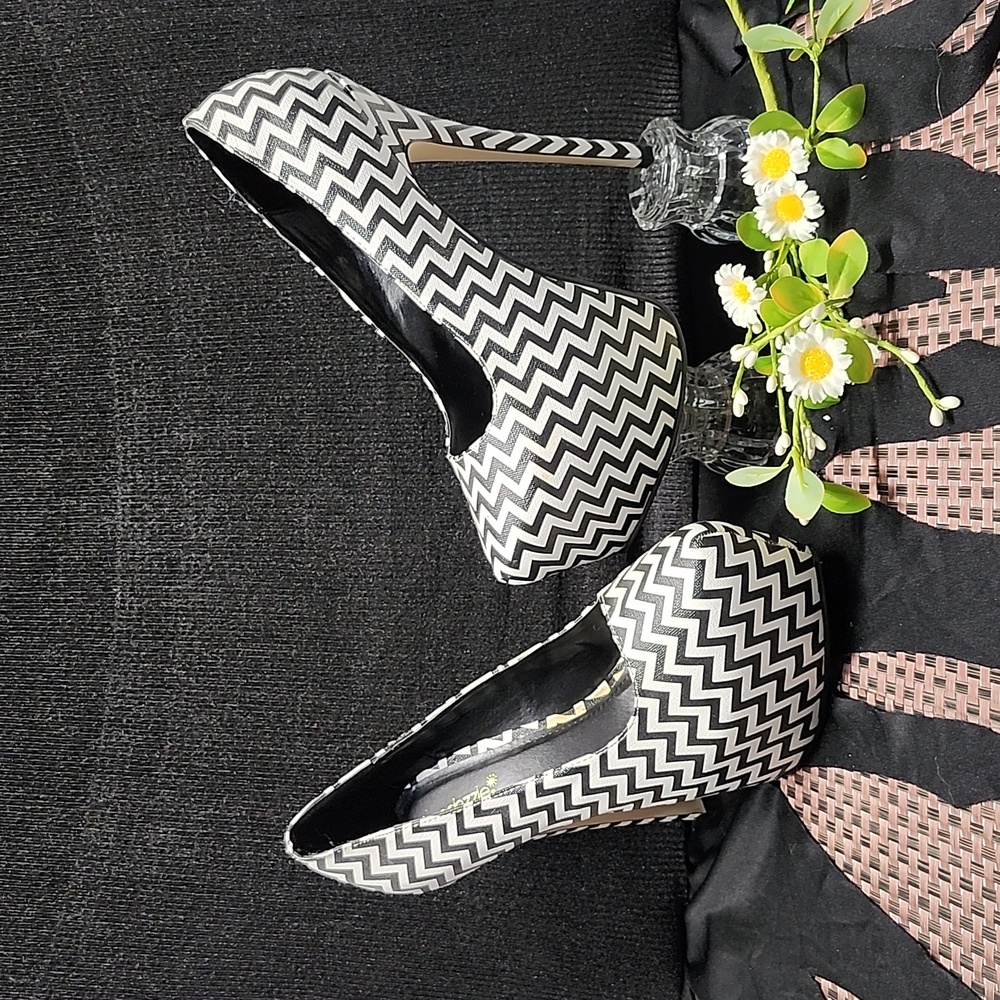 Sz 10 Black & White zig zaggy heels